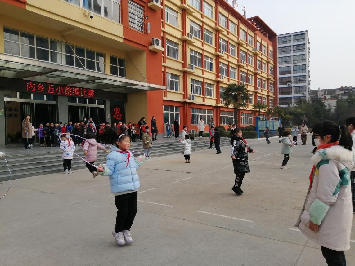 小学生跳绳比赛，跃动童年，追逐梦想的旋律