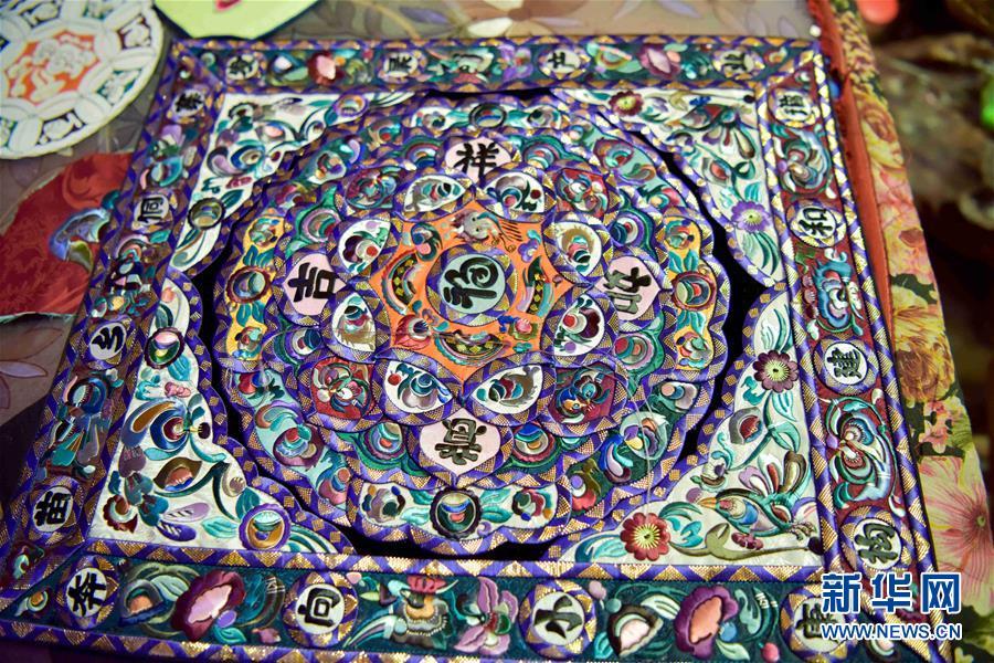 苗族绣花背带，秘密与温情的传承之美