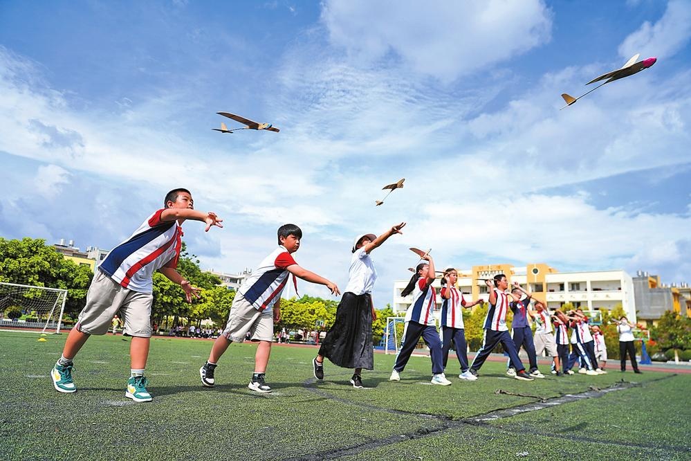 小学生航模比赛，巷弄深处的飞行梦想展