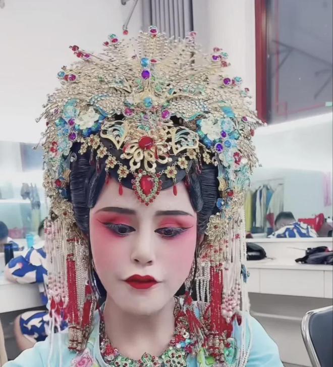 如何成为出色的国内知名反串表演者？反串演员的成长之路揭秘。
